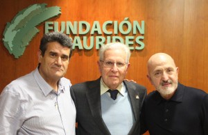 El presentador del acto  junto al escritor Soler Carnicer y el popular Sebastián Álvaro, en la Sala Paurides